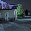 Edificio con archi e biciclette di notte.