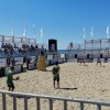 Partita di beach volley con spettatori.