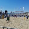 Giocatori di beach volley in azione.