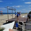 Persone posano su un palco sulla spiaggia.