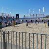 Partita di beach volley in un'area recintata.