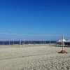 Rete da beach volley su una spiaggia deserta.