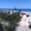 Vista sul mare e chalet bianchi con tetti rossi.