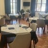 Sala ristorante con tavoli apparecchiati.