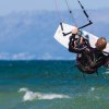 Un kitesurfer in aria sul mare mosso.