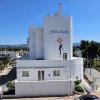 Un edificio bianco con segnaletica 