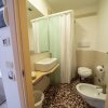 Bagno con doccia, lavabo e bidet.
